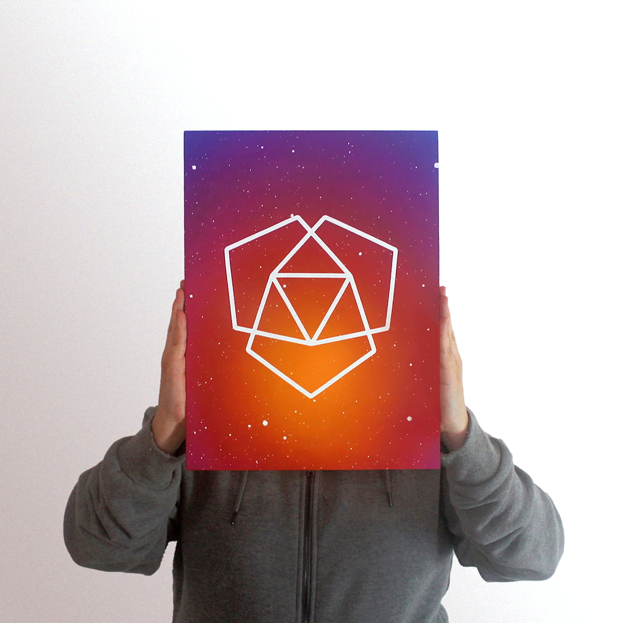 bloom-mariana-ptks-apaixonarte-1 holding a piece