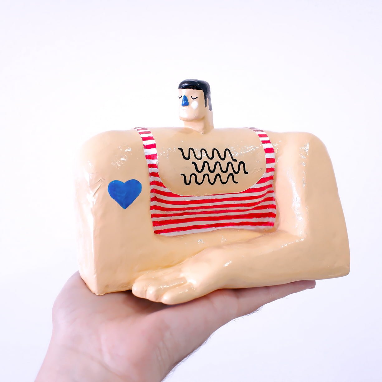 chest-hair-ballad-tiago-galo-apaixonarte-2 holding a sculpture