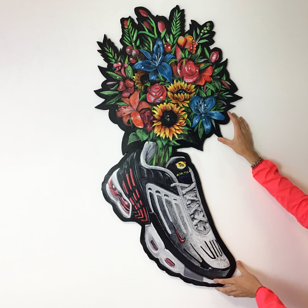 dans-la-savane-bruno-goncalves-apaixonarte-2 hands tenis flowers