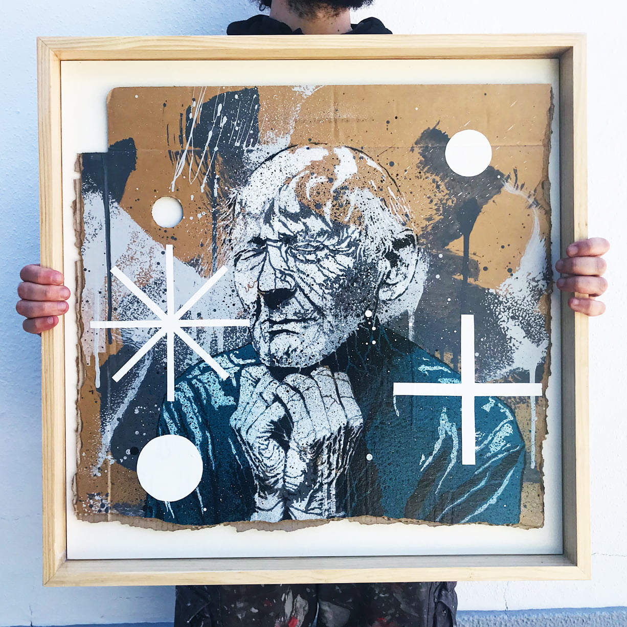 isolation-series-8-samina-apaixonarte-1 holding piece of art