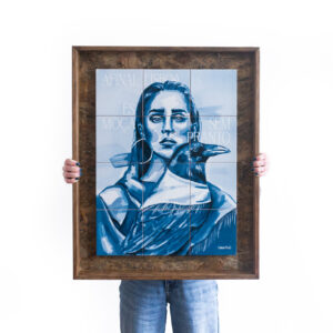 Alguém a segurar Painel de azulejos de uma jovem mulher e um corvo por Marita.