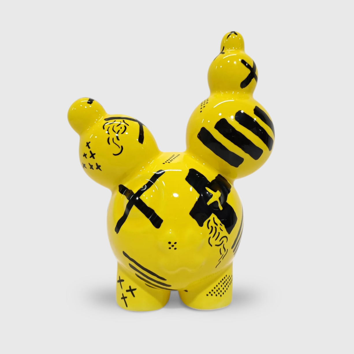 pacifier-riscado-amarelo-ricardo-milne-apaixonarte-2 black and yellow ceramic creature by ricardo milne