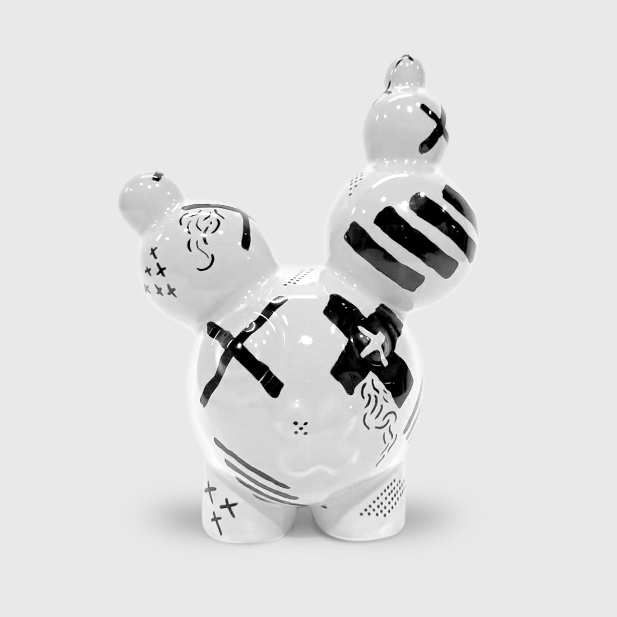 pacifier-riscado-branco-ricardo-milne-apaixonarte-2 black and white ceramic creature by ricardo milne