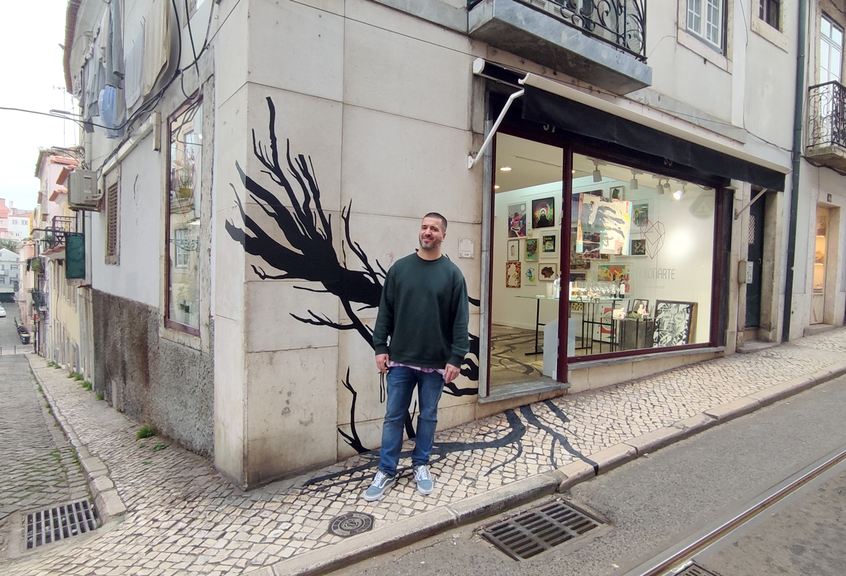 opening of the art exhibition by tiago hesp at apaixonarte gallery