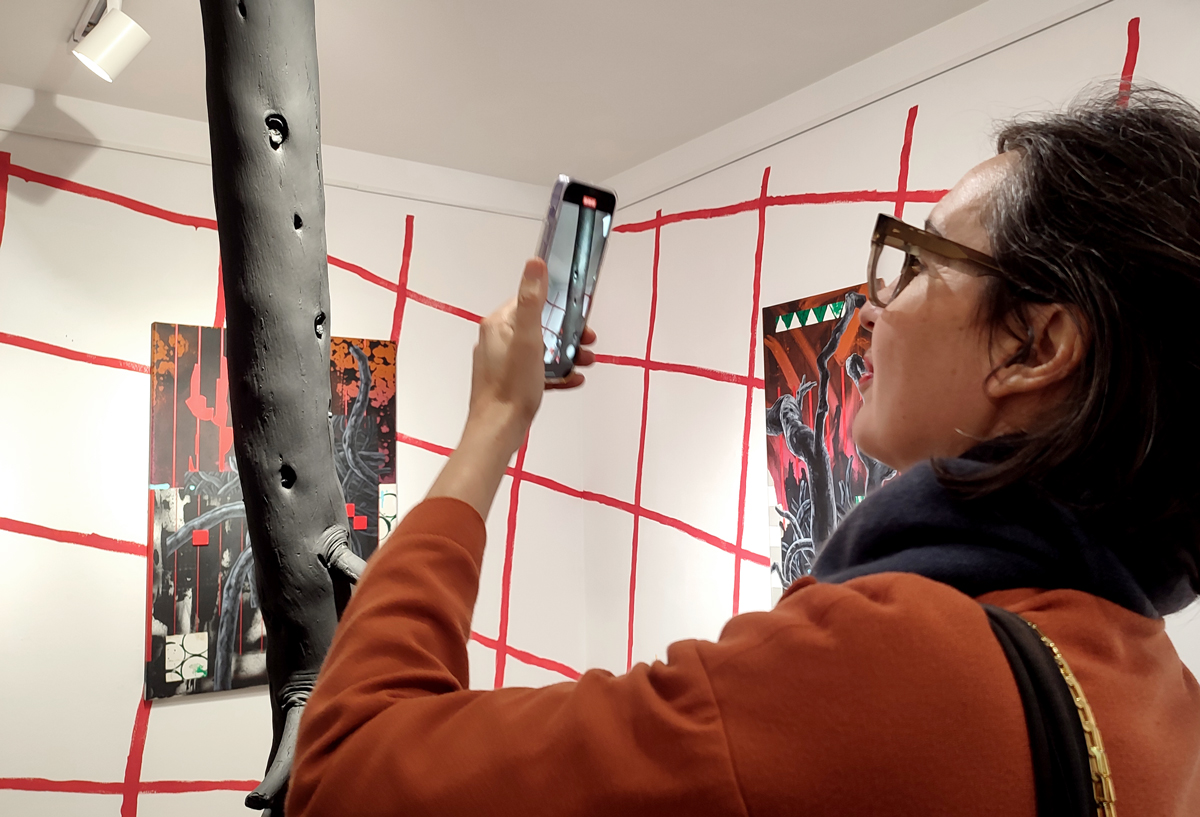 people in the opening of the art exhibition by tiago hesp at apaixonarte gallery