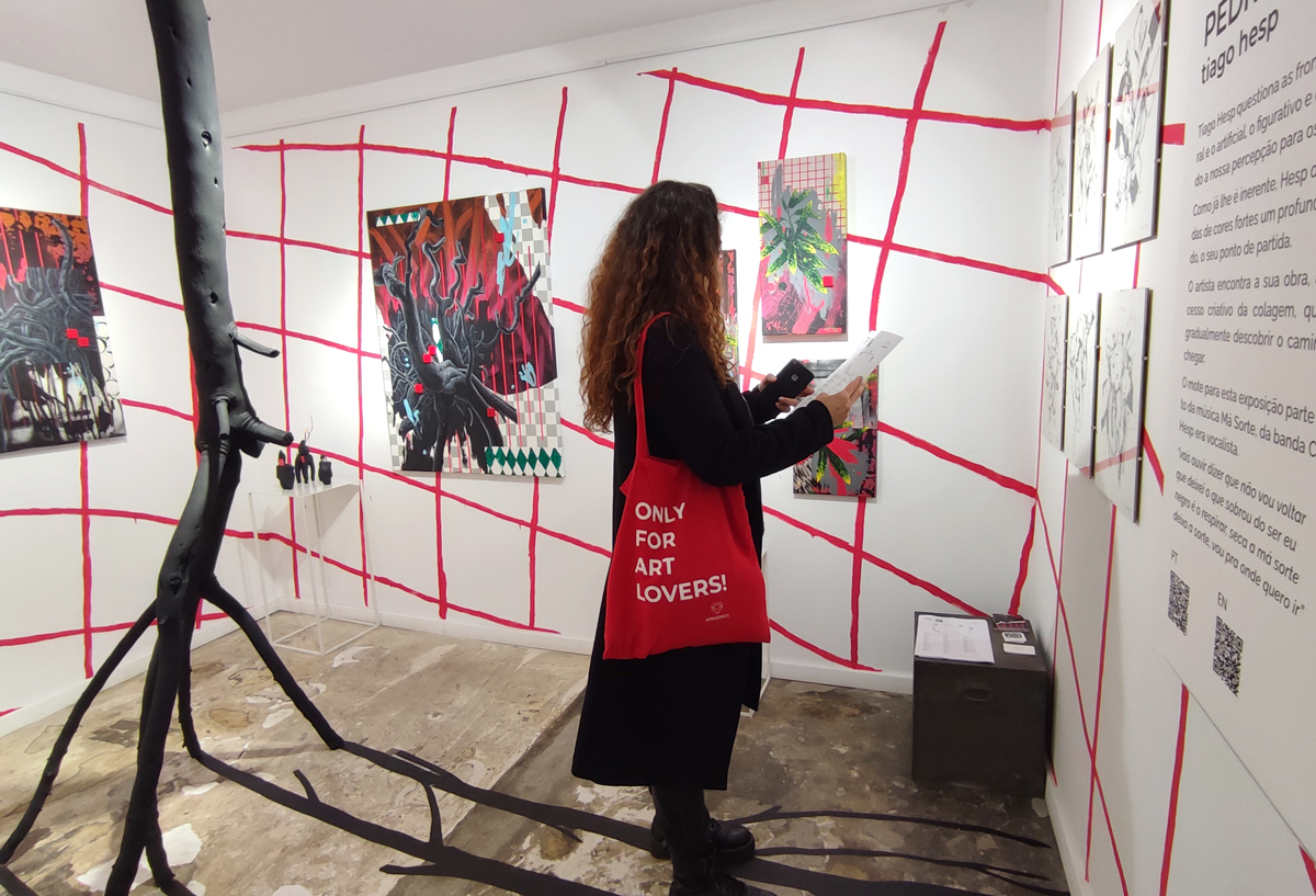 people in the opening of the art exhibition by tiago hesp at apaixonarte gallery