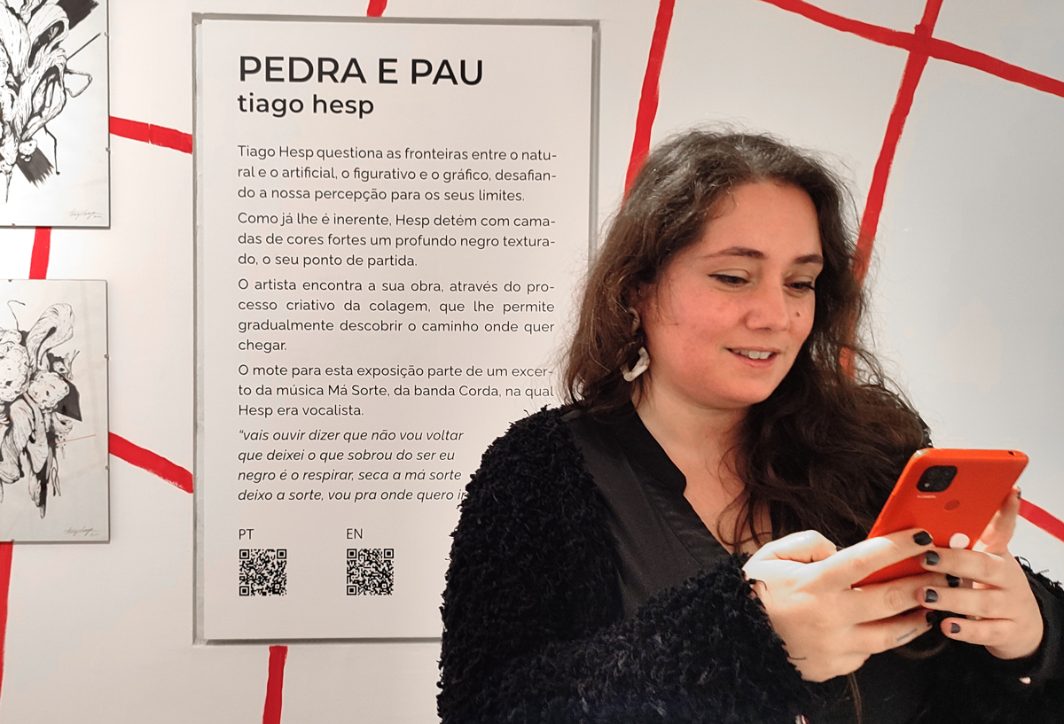 people in the opening of the art exhibition by tiago hesp at apaixonarte gallery