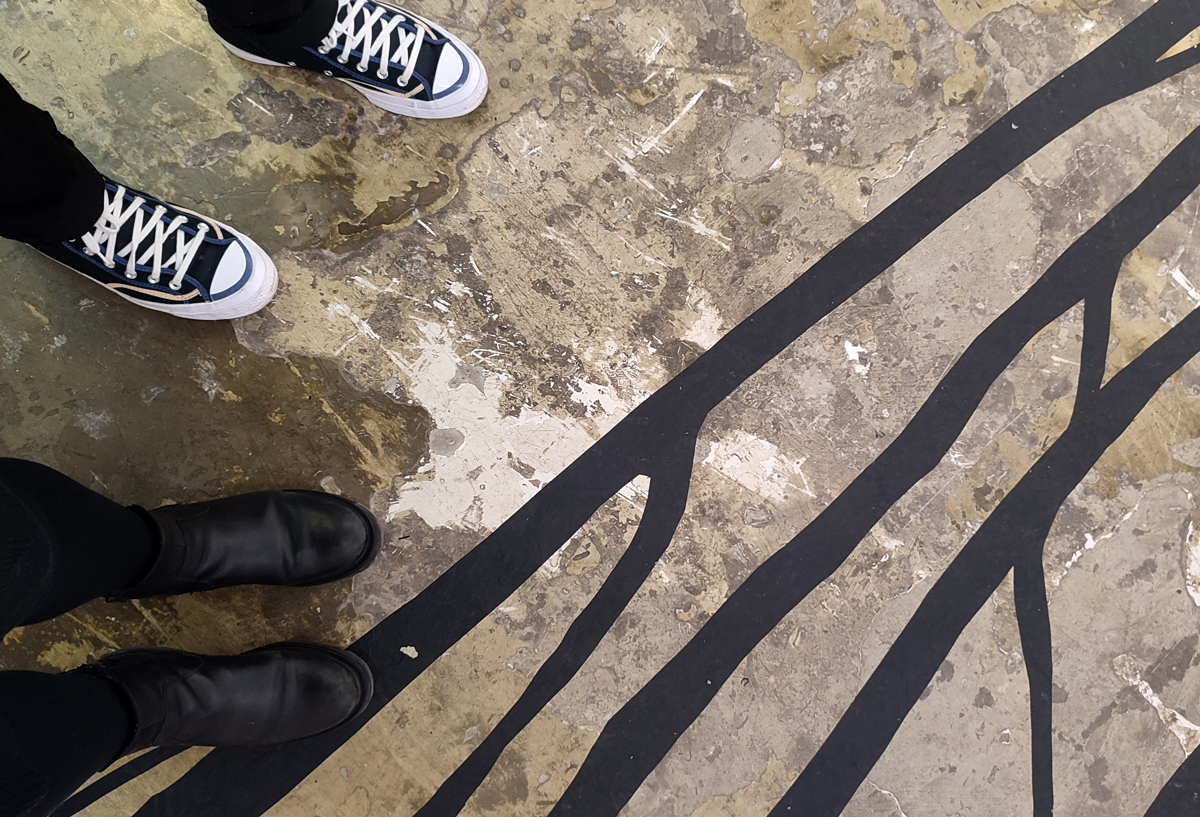 people in the opening of the art exhibition by tiago hesp at apaixonarte gallery