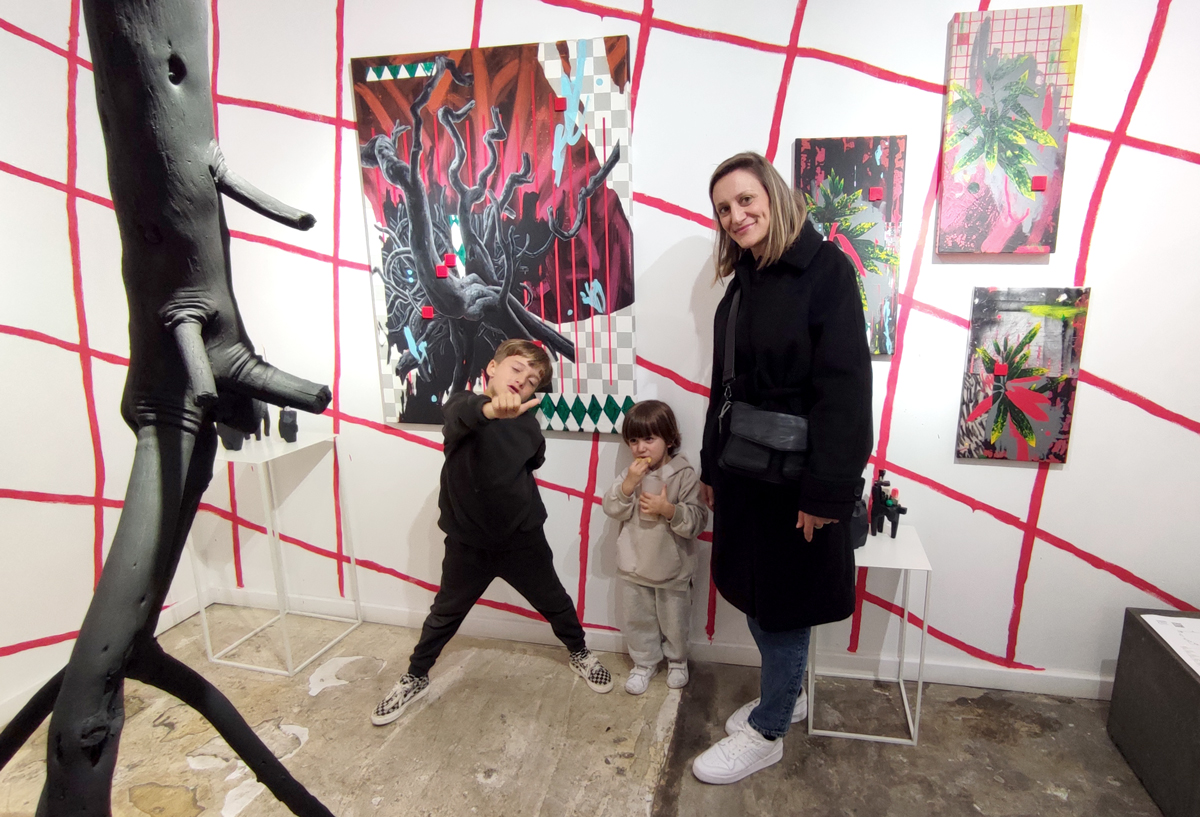 people in the opening of the art exhibition by tiago hesp at apaixonarte gallery