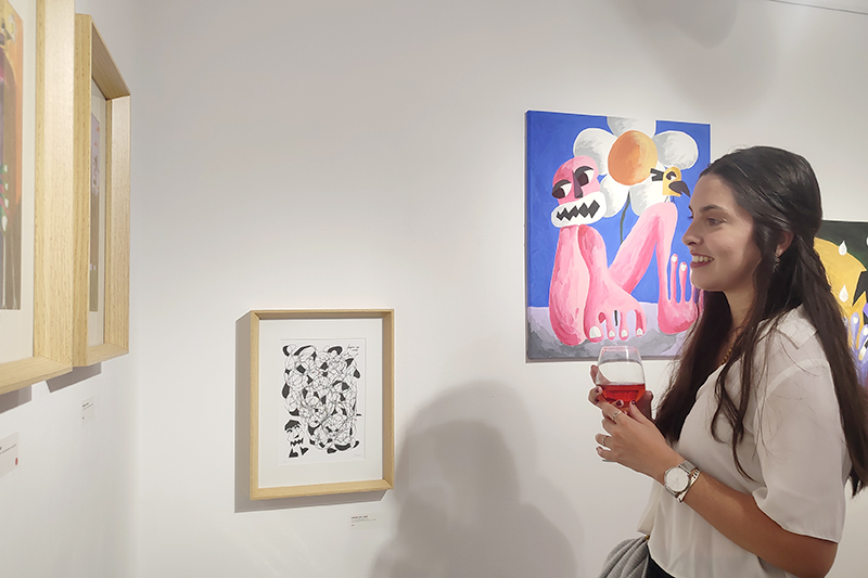 girl on the opening of the art exhbition by mtáfora at apaixonarte gallery