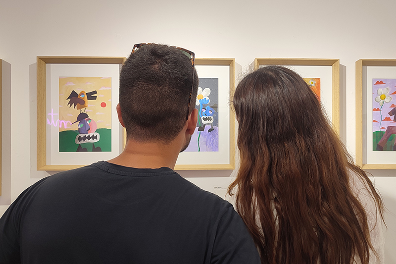 people on the opening of the art exhbition by mtáfora at apaixonarte gallery