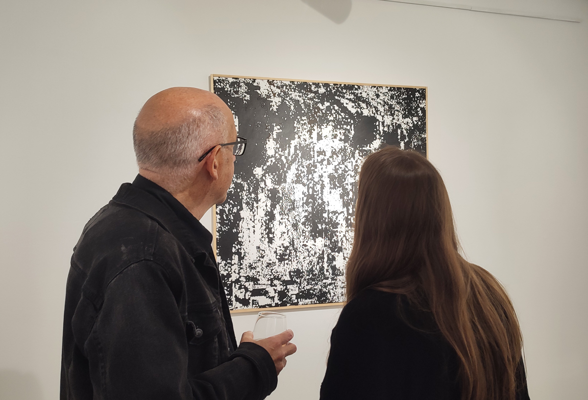 couple looking an art show at apaixonarte gallery