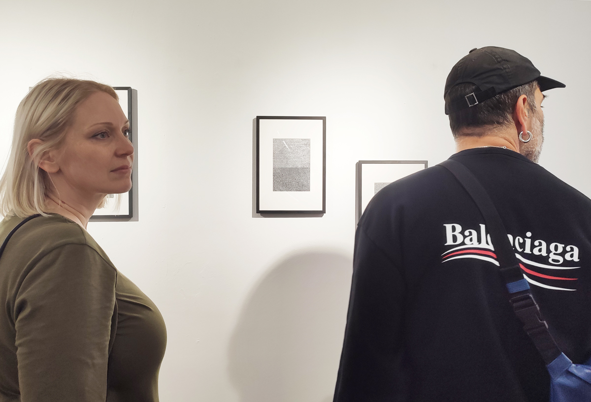 couple looking an art show at apaixonarte gallery