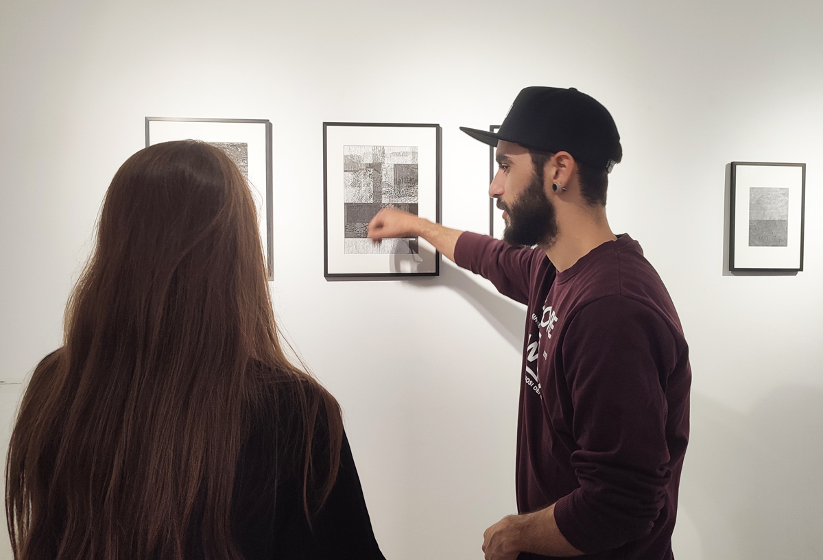 couple looking an art show at apaixonarte gallery