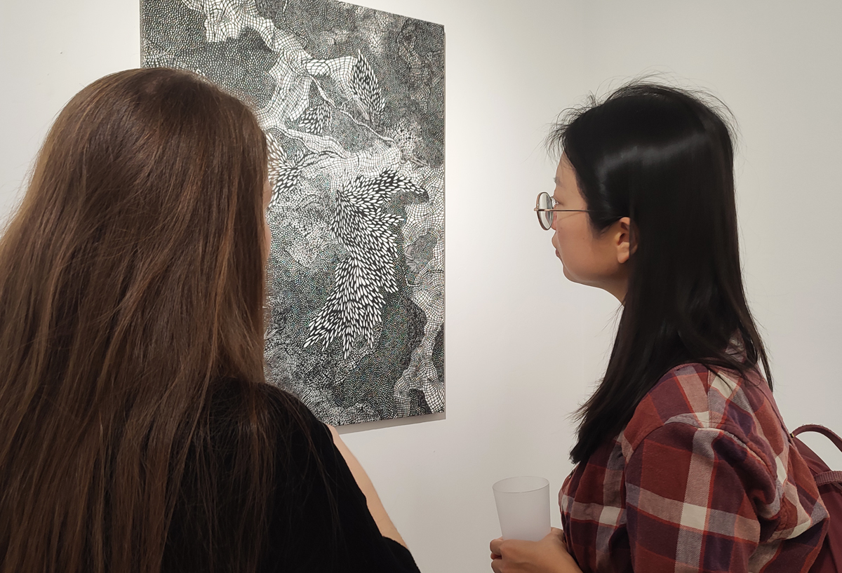 couple looking an art show at apaixonarte gallery