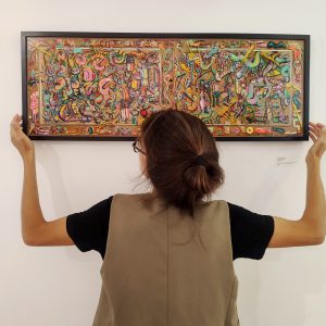 The artist Rita Ravasco with her artwork on Apaixonarte gallery