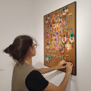 The artist Rita Ravasco with her artwork on Apaixonarte gallery