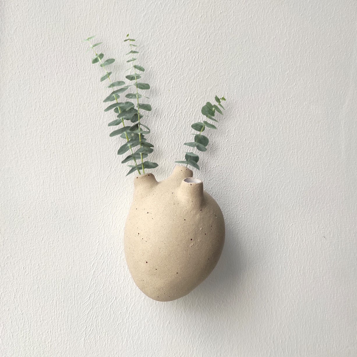 coracao-pequeno-i-yara-fukimoto-apaixonarte02 ceramic heart with plants on the wall