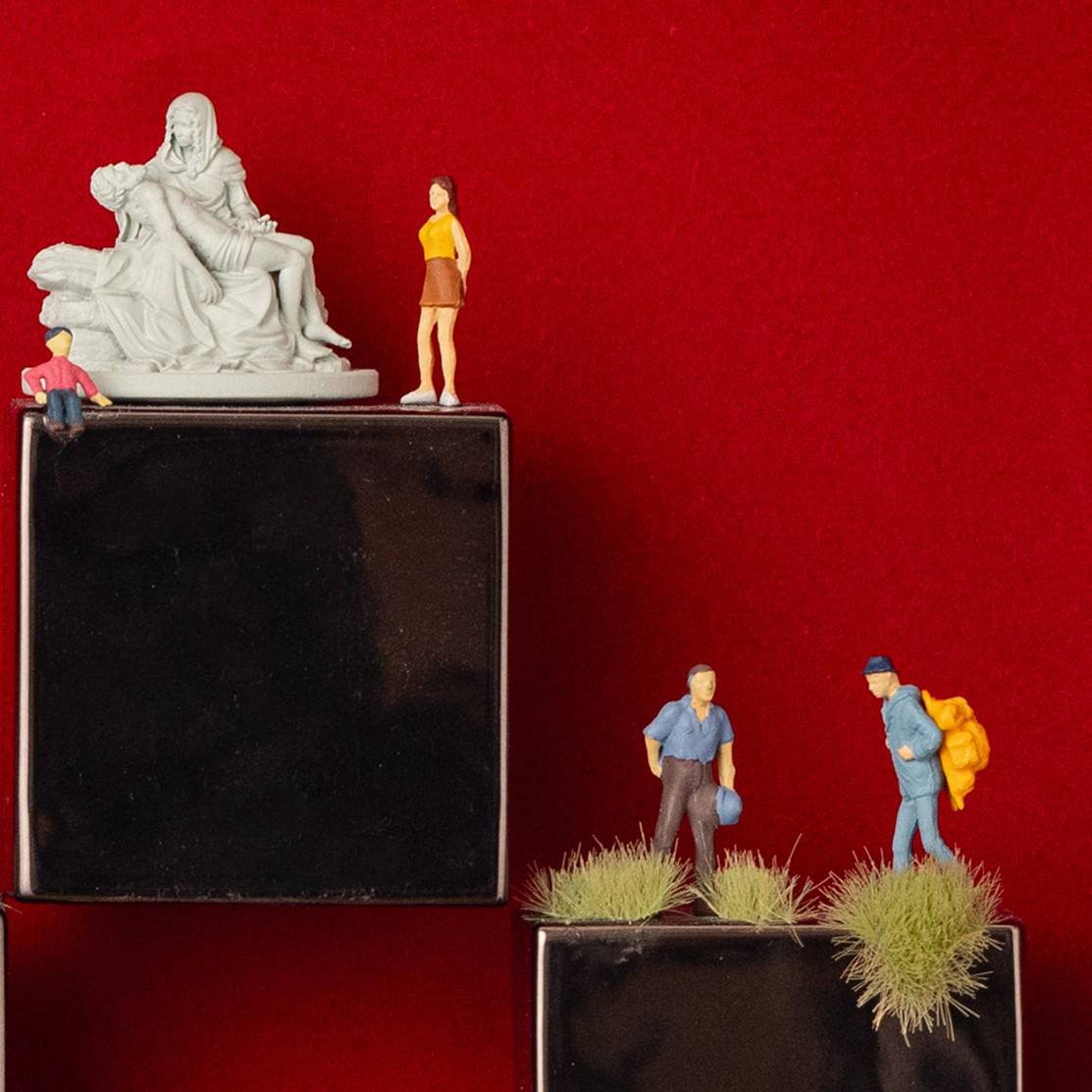 368-Apaixonarte-António-Azevedo-04 Composition constructed with several materials and architectural model figures.