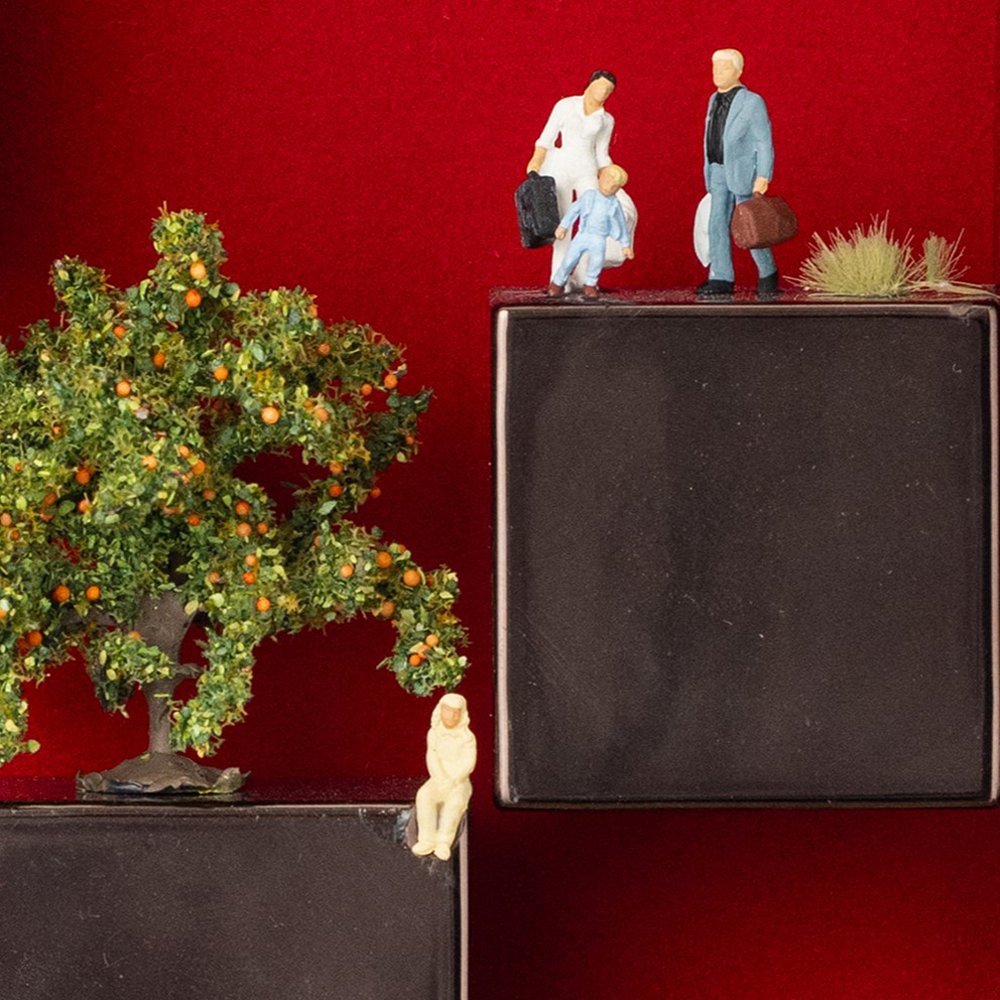 368-Apaixonarte-António-Azevedo-05 Composition constructed with several materials and architectural model figures.